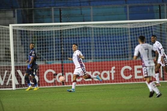El hondureño Michaell Chirinos, exOlimpia, convirtió su segundo gol con Saprissa, ambos realizados en Honduras. FOTO: Marvin Salgado