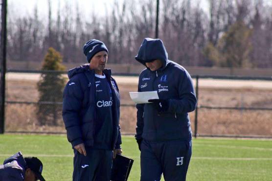 Diego Vázquez tiene una lista de sesenta futbolistas para elegir los 23 que nos representarán en la Copa Oro.