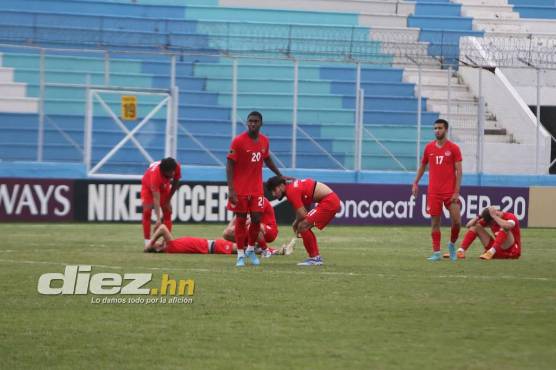 Futbolistas de Canadá sobre el césped del Nacional apesarados con la eliminación. Foto: Andro Rodríguez.
