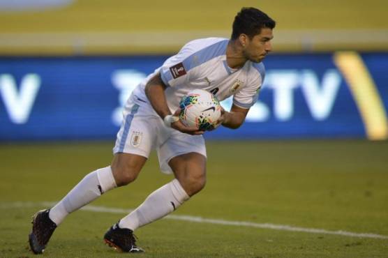 Uruguay's Luis Suarez celebrates after scoring against Ecuador during their 2022 FIFA World Cup South American qualifier football match at the Rodrigo Paz Delgado Stadium in Quito on October 13, 2020, amid the COVID-19 novel coronavirus pandemic. (Photo by RODRIGO BUENDIA / POOL / AFP)