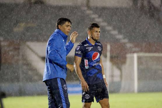 Vigevani cuidó a Marcelo Santos de las amarillas para que no se perdiera el clásico contra Olimpia.