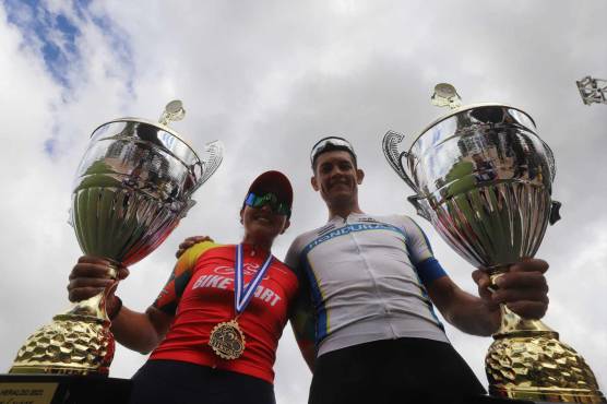 Ambos campeones posando con sus trofeos para la cámara de Estalin Irias, fotógrafo de El Heraldo.