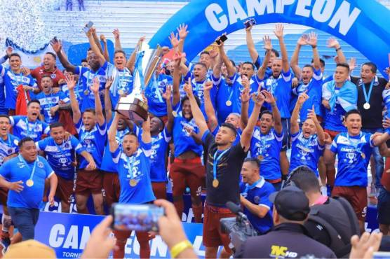 Pereira en la celebración le otorgó el privilegio de levantar la copa a Omar Elvir.