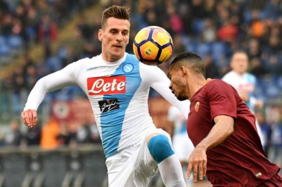 Roma's defender from Brazil Juan Jesus (R) vies with Napoli's forward from Poland Arkadiusz Milik during the Italian Serie A football match AS Roma vs Napoli on March 4, 2017 at the Olympic Stadium in Rome. Napoli won 1-2. / AFP PHOTO / Vincenzo PINTO