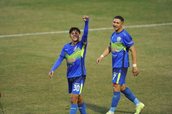 Tremendo gesto técnico de Yostin Obando para el 3-2 de Olancho FC ante Verdes. Control dentro del área, se sacó una marca y después anotó con una vaselina. FOTO: Marvin Salgado