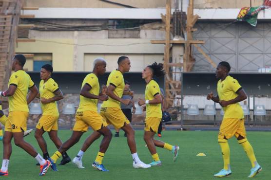 El plantel del Real España realiza el entrenamiento previo al comienzo.