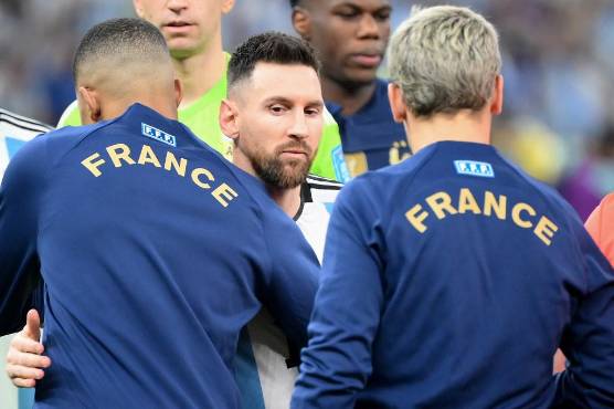 Así fue el frío saludo entre Messi y Mbappé.