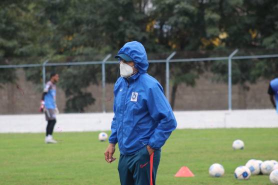 Salomón Nazar dirigiendo al Victoria en el enfrentamiento ante Social Sol. Foto: Edgar Witty