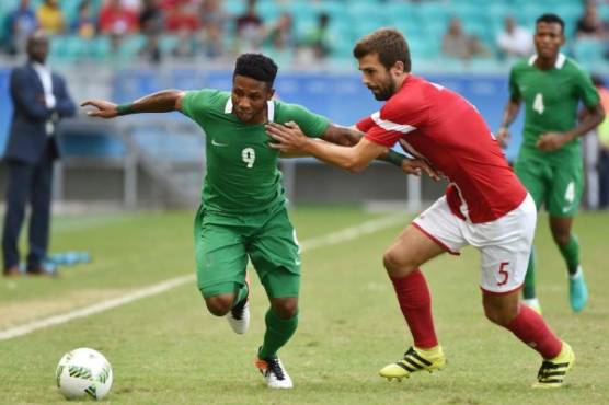Cars are blocked at the closed National Road during a wildfire in Kineta, near Athens, on July 23, 2018.More than 300 firefighters, five aircraft and two helicopters have been mobilised to tackle the 'extremely difficult' situation due to strong gusts of wind, Athens fire chief Achille Tzouvaras said. / AFP PHOTO / VALERIE GACHE