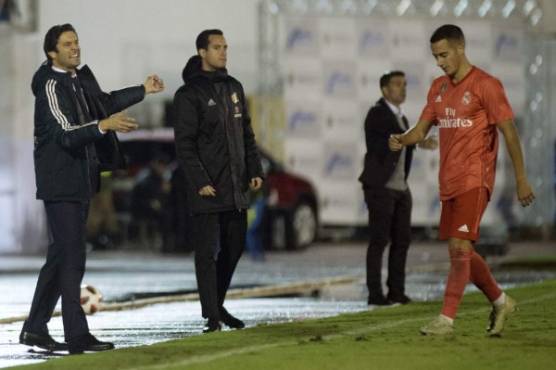 Real Madrid's Argentinian coach Santiago Solari (L) gestures as Real Madrid's Spanish midfielder Lucas Vazquez (R) walks past during the Spanish King's Cup football match between UD Melilla and Real Madrid CF at the Alvarez Claro municipal stadium in the autonomous city of Melilla on October 31, 2018. (Photo by JORGE GUERRERO / AFP)