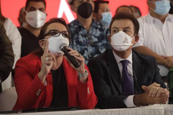 Xiomara Castro es candidata a presidente y Salvador Nasralla a vice en el partido Libertad y Refundación (LIBRE).