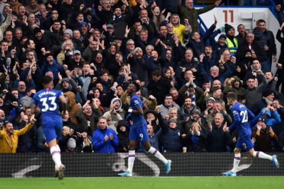 Chelsea's English striker Tammy Abraham (C) celebrates with teammates after he scores his team's first goal during the English Premier League football match between Chelsea and Crystal Palace at Stamford Bridge in London on November 9, 2019. (Photo by Glyn KIRK / AFP) / RESTRICTED TO EDITORIAL USE. No use with unauthorized audio, video, data, fixture lists, club/league logos or 'live' services. Online in-match use limited to 120 images. An additional 40 images may be used in extra time. No video emulation. Social media in-match use limited to 120 images. An additional 40 images may be used in extra time. No use in betting publications, games or single club/league/player publications. /