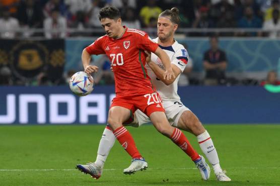 Daniel James y Walker Zimmerman peleando el balón durante el partido.