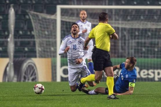 Estonia's Ragnar Klavan and Bosnia's Haris Medunjanin (L) vie for the ball during the FIFA World Cup 2018 qualification football match between Estonia and Bosnia in Tallinn, Estonia on October 10, 2017. / AFP PHOTO / RAIGO PAJULA