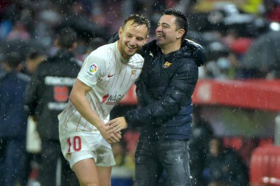 Bonita imagen dejaron Rakitic y Xavi, ambos se encontraron en la banda y se dieron un abrazo (FOTO: AFP)