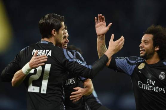 Real Madrid's forward Alvaro Morata (L) celebrates with teammates Real Madrid's Brazilian defender Marcelo (R) and Real Madrid's Portuguese defender Pepe after scoring at the end of the UEFA Champions League football match SSC Napoli vs Real Madrid on March 7, 2017 at the San Paolo stadium in Naples. Real Madrid won 1-3. / AFP PHOTO / Filippo MONTEFORTE