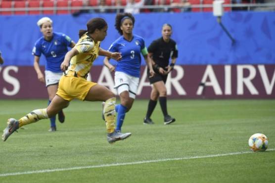 Australia's forward Samantha Kerr runs after the ball on her way to scoring a goal during the France 2019 Women's World Cup Group C football match between Australia and Italy, on June 9, 2019, at the Hainaut Stadium in Valenciennes, northern France. (Photo by FRANCOIS LO PRESTI / AFP)
