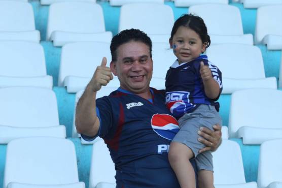 Un padre y su pequeña a la espera del comienzo del partido.
