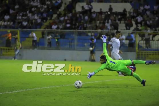Juergen García durante una de sus acciones en la portería de Honduras durante el Premundial.
