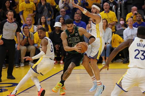 Los Warriors toman ventaja sobre los Boston Celtics y acarician el título de la NBA