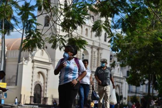 People uses face masks as a precautionary measure against the spread of the new coronavirus, COVID-19- in Tegucigalpa on March 16, 2020 - Latin America has registered more than 800 cases and seven deaths, according to an AFP count, after the Dominican Republic became the latest nation to report a fatality. (Photo by ORLANDO SIERRA / AFP)