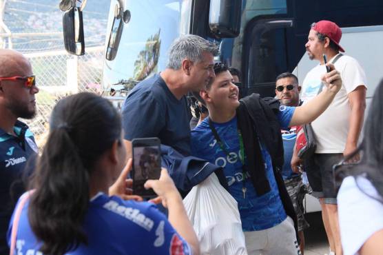 Los aficionados comparten con Diego Vázquez al llegar al estadio Nacional.