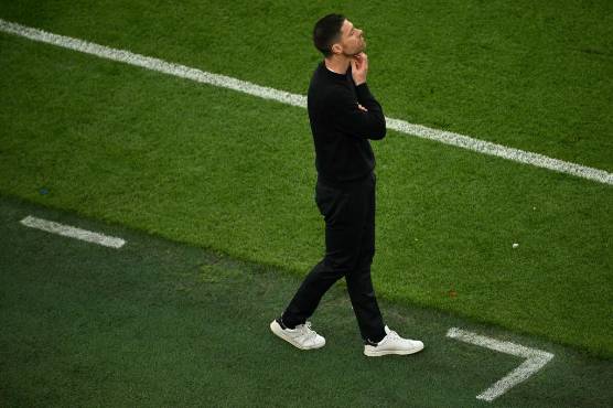 Xabi Alonso tuvo el partido más incómodo de la temporada contra Atalanta. Al español se le borró la sonrísa en el banquillo.