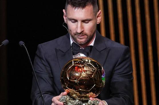 Messi recibiendo su octavo Balón de Oro tras superar a Haaland y Mbappé en las votaciones finales.