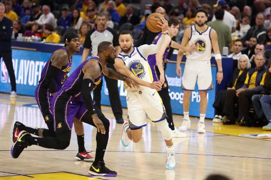 El desequilibrio de Steph Curry le permitió encontrar muchos espacios a los Warriors.