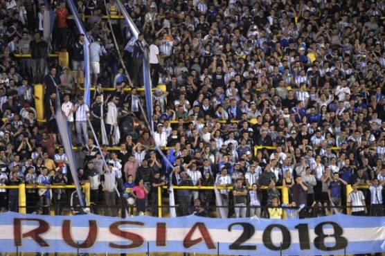 Fans of Argentina watch the 2018 World Cup qualifier football match against Peru in Buenos Aires on October 5, 2017. / AFP PHOTO / Alejandro PAGNI