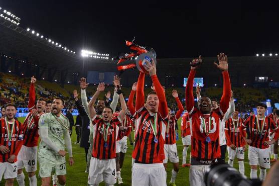 Fiesta total del AC Milan al conquistar la Supercopa de Italia. Foto: EFE