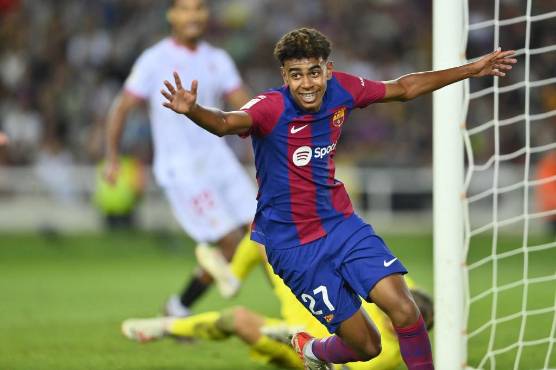 Lamine Yamal celebra el gol que le dio la victoria al Barcelona.