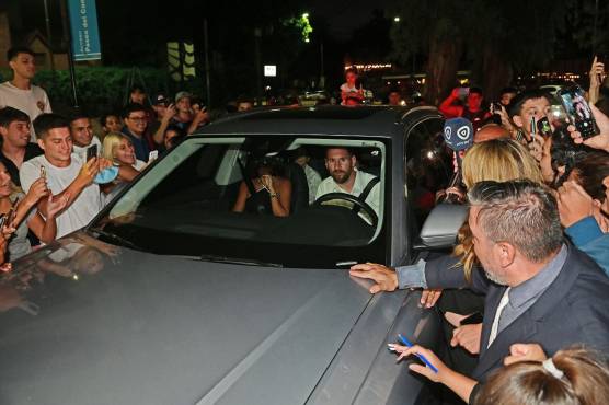 Leo Messi llegando a la fiesta de cumpleaños de su sobrina en Rosario, Argentina.