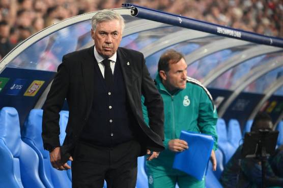 Ancelotti se levantó del banquillo para dar las primeras instrucciones a sus juigadores.