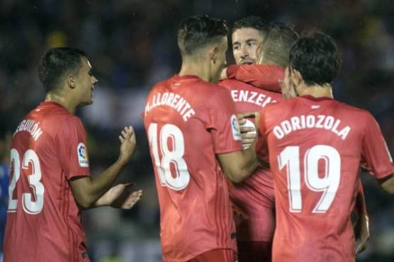 Real Madrid's Spanish defender Sergio Ramos (C) congratulates Real Madrid's French forward Karim Benzema (2R) for his goal during the Spanish King's Cup (Copa del Rey) football match between UD Melilla and Real Madrid CF at the Alvarez Claro municipal stadium in the autonomous city of Melilla on October 31, 2018. (Photo by JORGE GUERRERO / AFP)