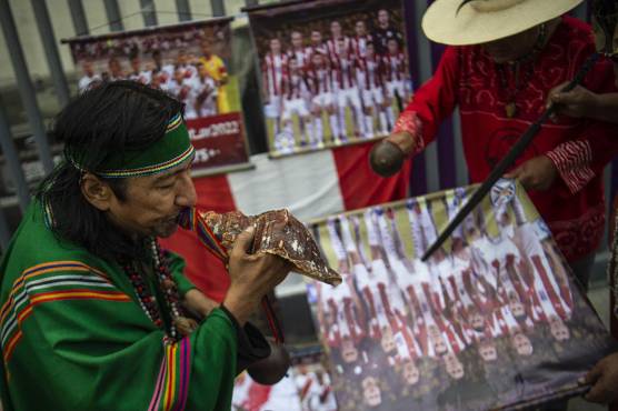 Con conjuros y espadas, chamanes peruanos buscan anular eficacia de Paraguay en su lucha por buscar repechaje a Qatar 2022