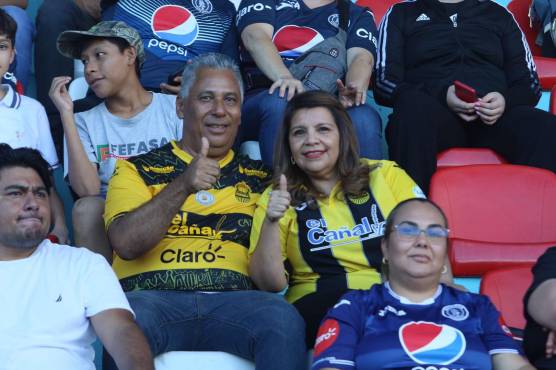 Aficionados aurinegros llegan al estadio Nacional Chelato Uclés.