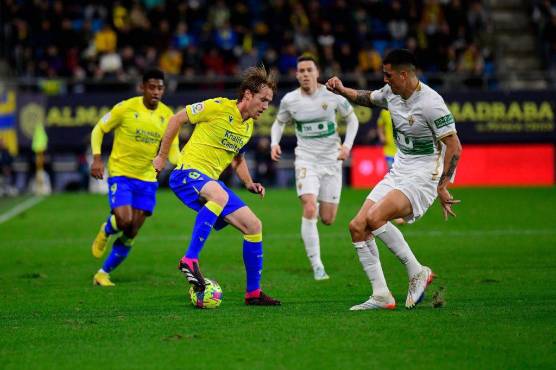 El hondureño Choco Lozano (atrás) fue titular en el encuentro entre Cádiz y Elche.