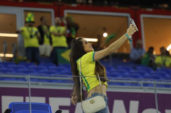 Las bellas chicas están presentes en el estadio.