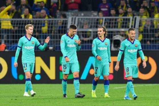 Barcelona's Dutch midfielder Frenkie De Jong, Barcelona's French defender Clement Lenglet, Barcelona's French forward Antoine Griezmann and Barcelona's Brazilian midfielder Arthur walk off the pitch after the UEFA Champions League Group F football match Borussia Dortmund v FC Barcelona in Dortmund, western Germany, on September 17, 2019. (Photo by John MACDOUGALL / AFP)