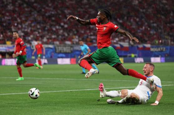 Leao ha estado muy picante por banda izquierda buscando los desbordes.