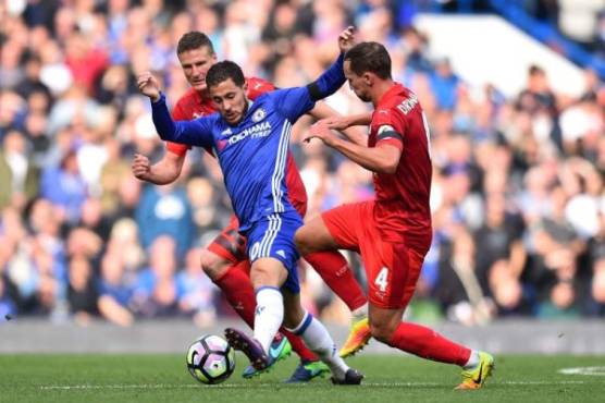 Students carry candles during a protest demanding Nicaraguan President Daniel Ortega and his wife, Vice President Rosario Murillo to step down, in Managua on April 25, 2018. / AFP PHOTO / INTI OCON