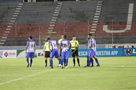 El conjunto del Victoria saltó al terreno de juego e igual que la carteta arbitral.