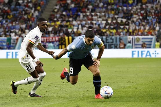 Luis Suárez salió como capitán en el decisivo partido de Uruguay.