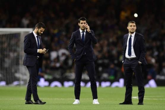 Real Madrid's Spanish defender Nacho Fernandez (L), Real Madrid's Spanish striker Alvaro Morata and Real Madrid's Croatian midfielder Mateo Kovacic (R) take in the atmosphere on the pitch ahead of the UEFA Champions League final football match between Juventus and Real Madrid in Cardiff, south Wales, on June 3, 2017. / AFP PHOTO / Javier SORIANO