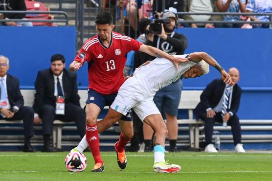 Honduras's defender #14 Andy Najar fights for the ball with Costa Rica's midfielder #13 Jefferson Brenes during the Concacaf Nations League play-off football match between Costa Rica and Honduras at the Toyota Stadium in Frisco, Texas, March 23, 2024. (Photo by Orlando SIERRA / AFP)