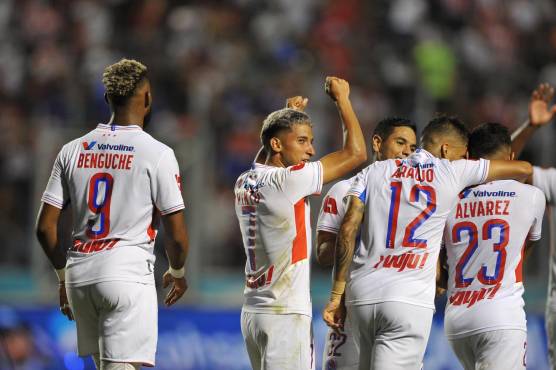 Olimpia golea a Motagua, continúa con la hegemonía sobre el azul y se convierte en semifinalista