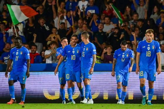 Con golazo de Barella, Italia vence con lo justo a Hungría y se pone líder de su grupo en la Nations League
