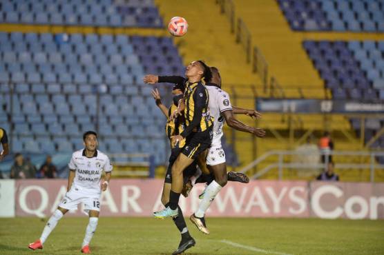 El partido entre Comunicaciones y Real España contó con bastante exigencia física. FOTO: Nuestro Diario