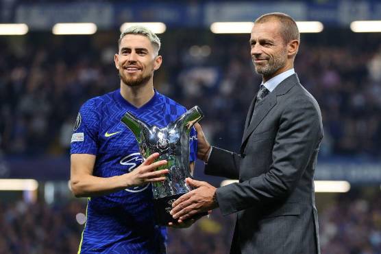 Jorginho recibiendo el premio al mejor jugador de la UEFA 2021 por parte de Aleksander Čeferin.